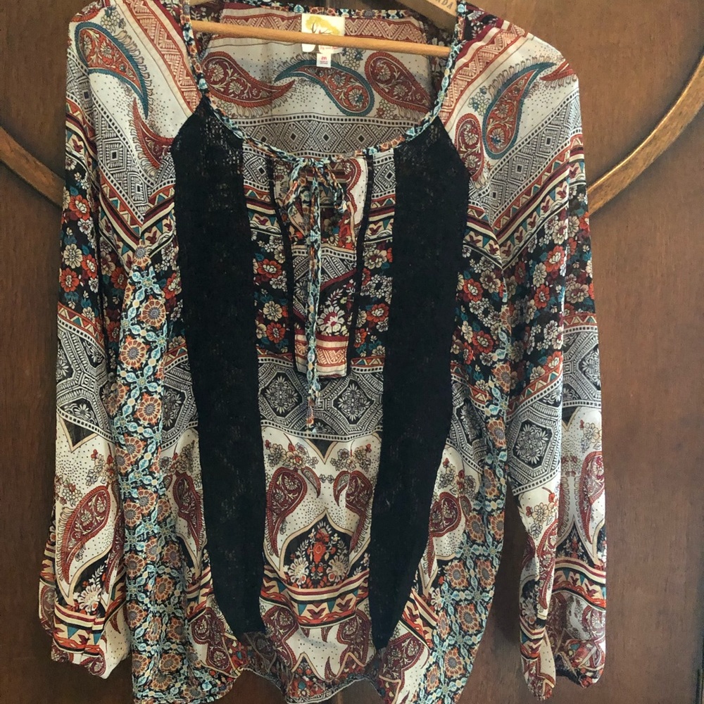 BOGO. Anthropologie Fig & Flower top med